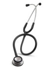 Littmann Classic 2 auf weißem Hintergrund. Es ist das gesamte Stethoskop zu sehen.