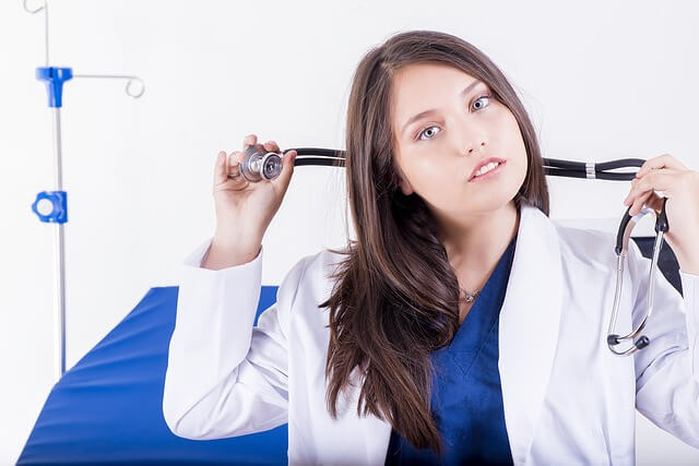 Ärztin mit Stethoskop um den Hals