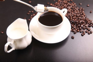 Kaffeetasse mit Zuckerwürfel